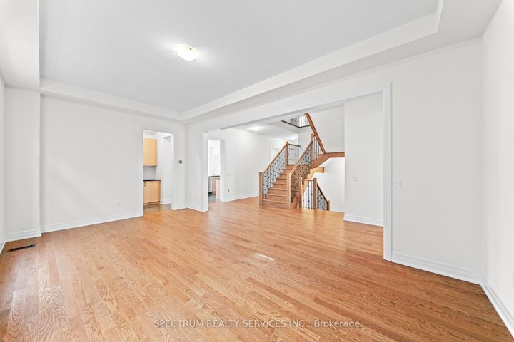 Photo 9 at 17 Mosswood Trail, Vales of Castlemore, Brampton