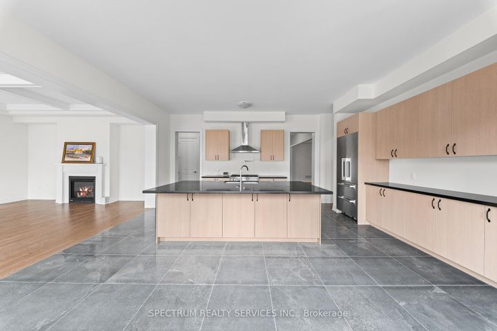 Photo 10 at 17 Mosswood Trail, Vales of Castlemore, Brampton