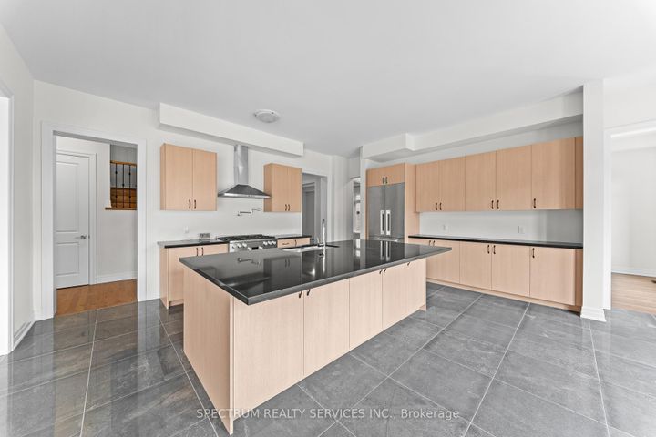 Photo 11 at 17 Mosswood Trail, Vales of Castlemore, Brampton