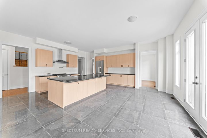 Photo 12 at 17 Mosswood Trail, Vales of Castlemore, Brampton