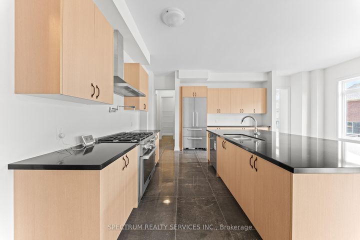 Photo 14 at 17 Mosswood Trail, Vales of Castlemore, Brampton