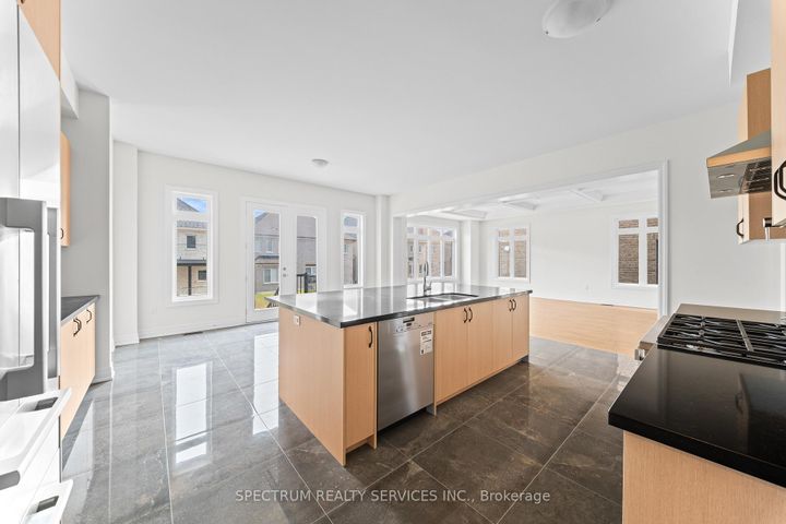 Photo 16 at 17 Mosswood Trail, Vales of Castlemore, Brampton