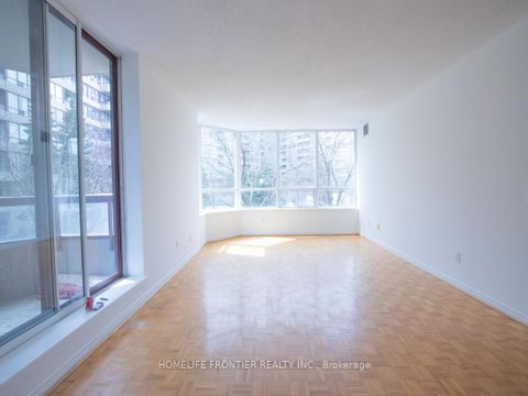 Photo 7 at 210 - 81 Townsgate Drive E, Yorkhill, Vaughan