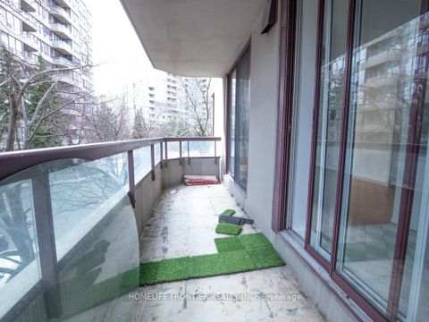 Photo 9 at 210 - 81 Townsgate Drive E, Yorkhill, Vaughan