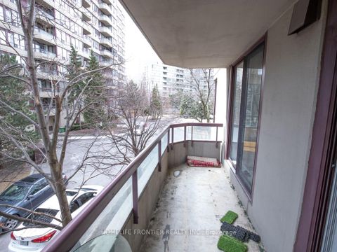 Photo 10 at 210 - 81 Townsgate Drive E, Yorkhill, Vaughan