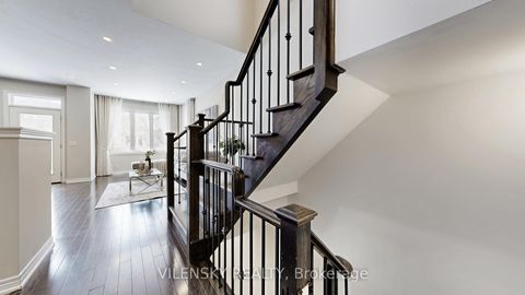 Photo 10 at 34 Elihof Drive, Patterson, Vaughan