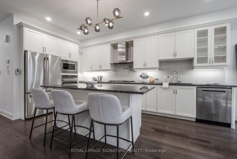 Photo 2 at 14 Queen Mary Court, East Woodbridge, Vaughan