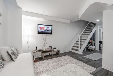 Photo 33 at 14 Queen Mary Court, East Woodbridge, Vaughan