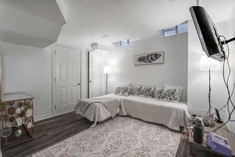 Photo 34 at 14 Queen Mary Court, East Woodbridge, Vaughan