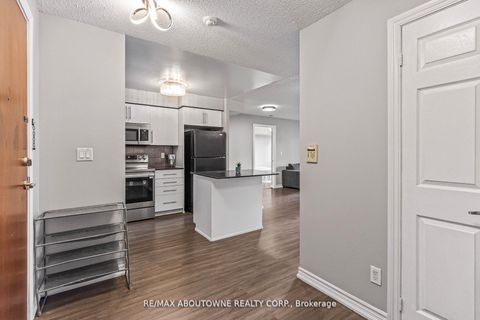 Photo 8 at 401 - 310 Burnhamthorpe Road W, City Centre, Mississauga