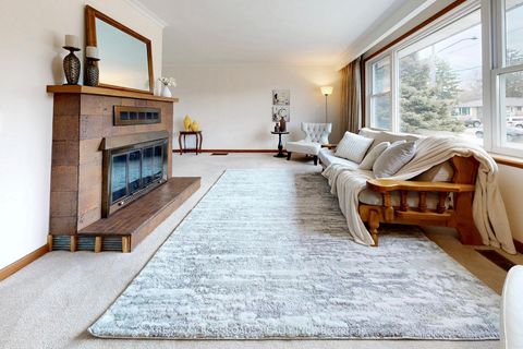 Photo 3 at 188 Maple Avenue, Harding, Richmond Hill