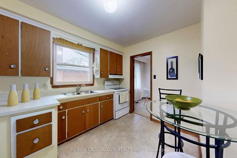 Photo 5 at 188 Maple Avenue, Harding, Richmond Hill