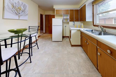 Photo 6 at 188 Maple Avenue, Harding, Richmond Hill