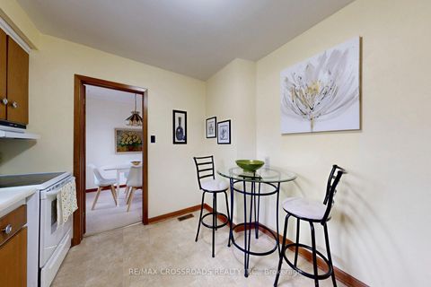 Photo 7 at 188 Maple Avenue, Harding, Richmond Hill