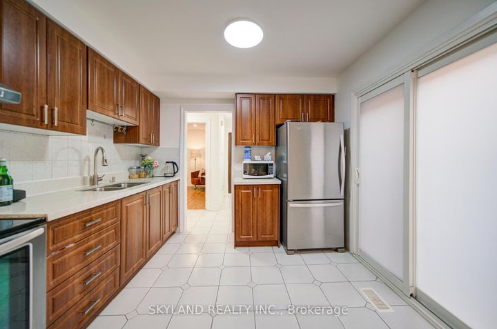 Photo 6 at 56 Upton Crescent, Milliken Mills West, Markham