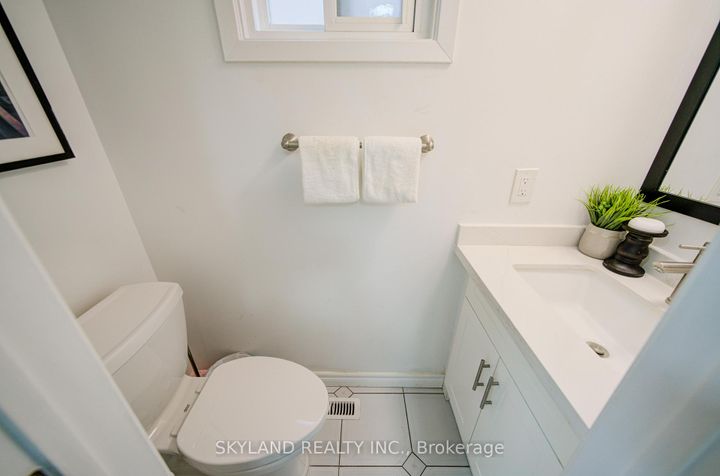 Photo 16 at 56 Upton Crescent, Milliken Mills West, Markham