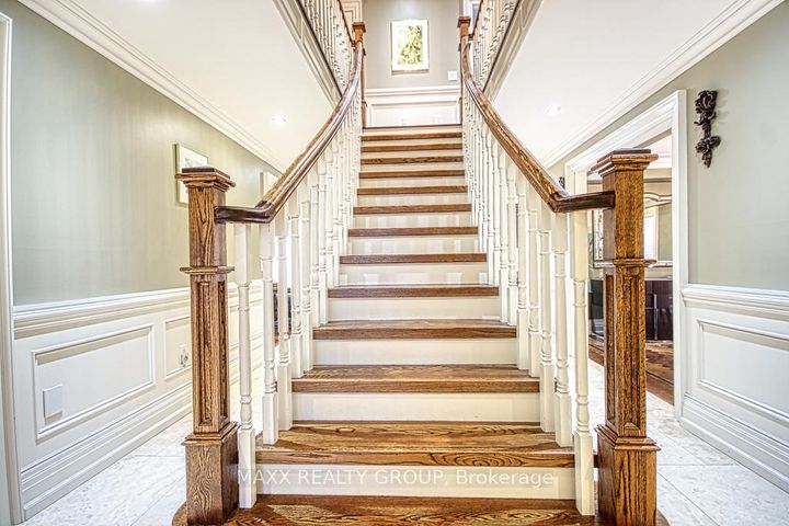 Photo 4 at 3650 Baird Court, Erin Mills, Mississauga