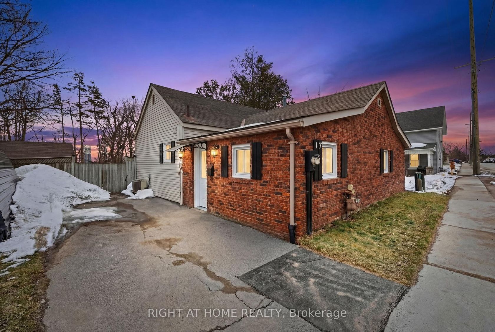 17 Grove Street W, Queen