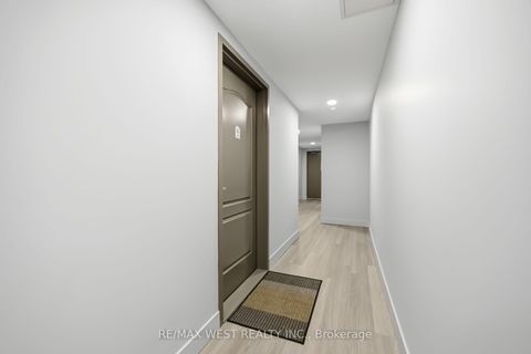 Photo 1 at 32 - 3905 Major MacKenzie Drive, Vellore Village, Vaughan