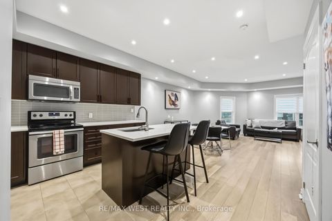 Photo 11 at 32 - 3905 Major MacKenzie Drive, Vellore Village, Vaughan