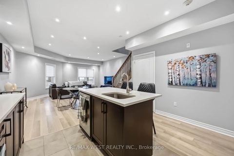 Photo 15 at 32 - 3905 Major MacKenzie Drive, Vellore Village, Vaughan