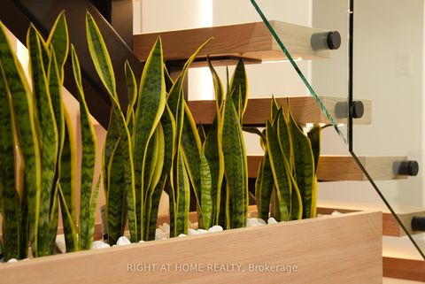 Photo 22 at 33 Thorndale Avenue, Kingsway South, Toronto