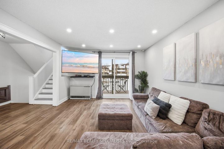 Photo 4 at 19 - 6780 Formentera Avenue, Meadowvale, Mississauga