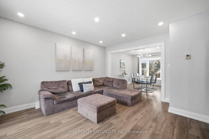 Photo 7 at 19 - 6780 Formentera Avenue, Meadowvale, Mississauga