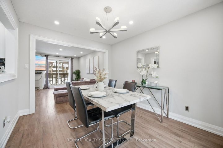 Photo 8 at 19 - 6780 Formentera Avenue, Meadowvale, Mississauga