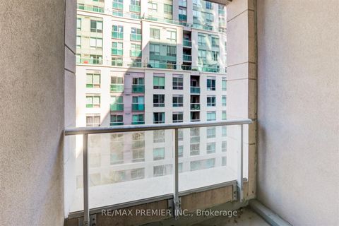 Photo 15 at 403 - 199 Richmond Street W, Waterfront Communities C1, Toronto