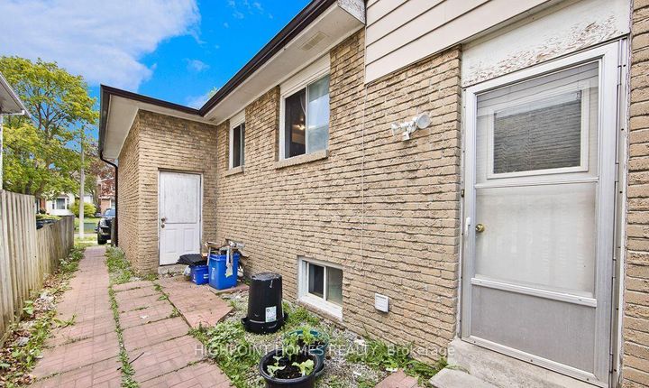 Photo 13 at 1870 Rosefield Road, Liverpool, Pickering