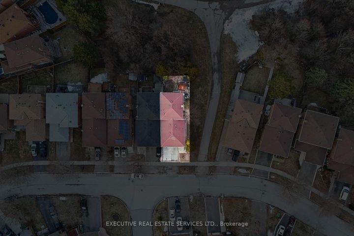 Photo 5 at 44 Lakecrest Trail, Heart Lake West, Brampton