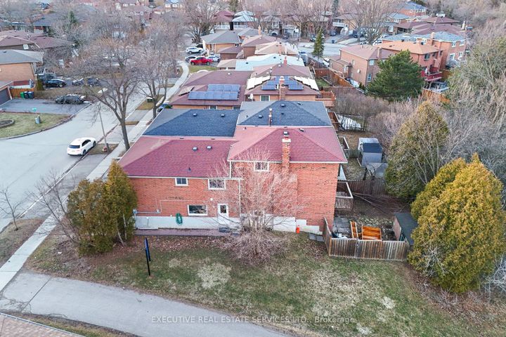 Photo 6 at 44 Lakecrest Trail, Heart Lake West, Brampton