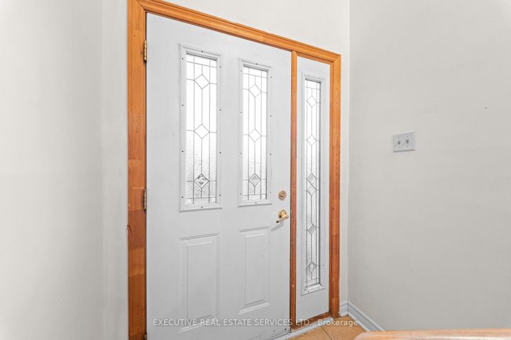 Photo 8 at 44 Lakecrest Trail, Heart Lake West, Brampton