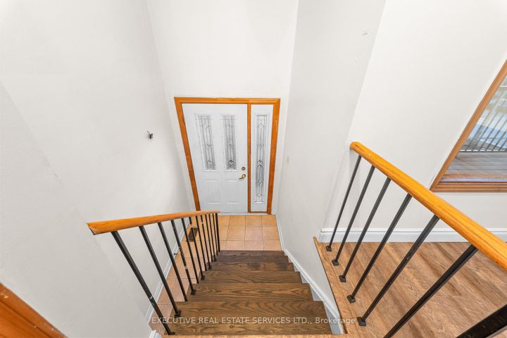 Photo 9 at 44 Lakecrest Trail, Heart Lake West, Brampton