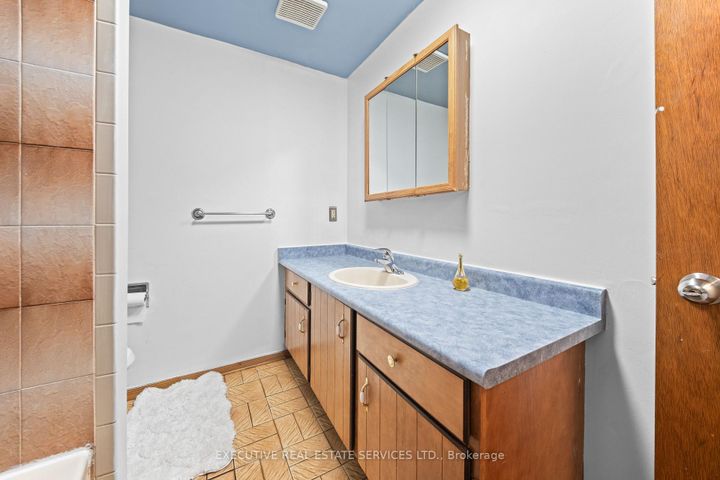 Photo 23 at 44 Lakecrest Trail, Heart Lake West, Brampton