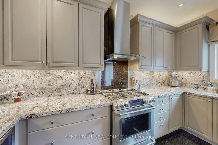 Photo 12 at 21 Adriatic Crescent, Vales of Castlemore North, Brampton