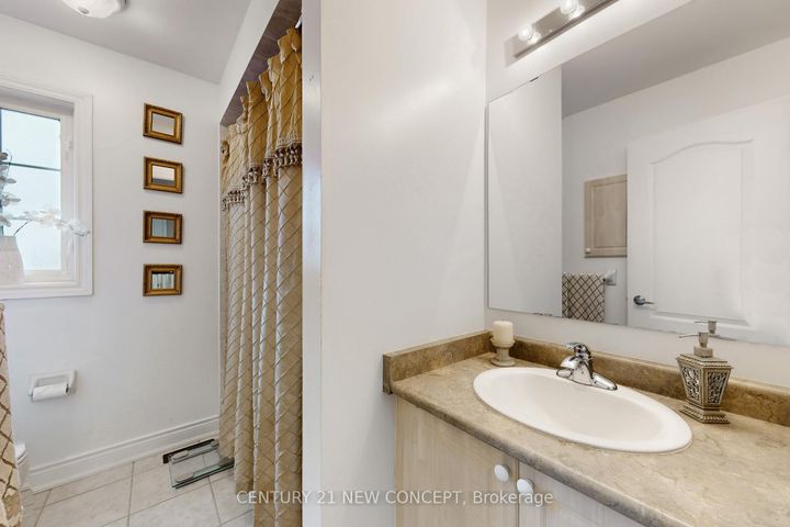 Photo 33 at 21 Adriatic Crescent, Vales of Castlemore North, Brampton