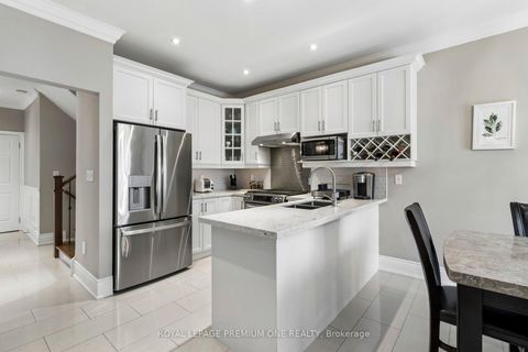 Photo 11 at 26 Sequoia Road, Sonoma Heights, Vaughan