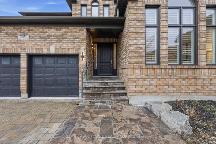 Photo 2 at 2225 Glazebrook Circle, WM Westmount, Oakville