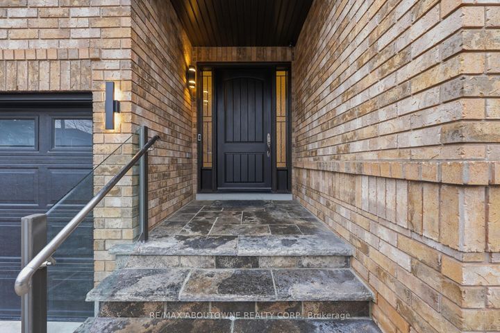 Photo 3 at 2225 Glazebrook Circle, WM Westmount, Oakville