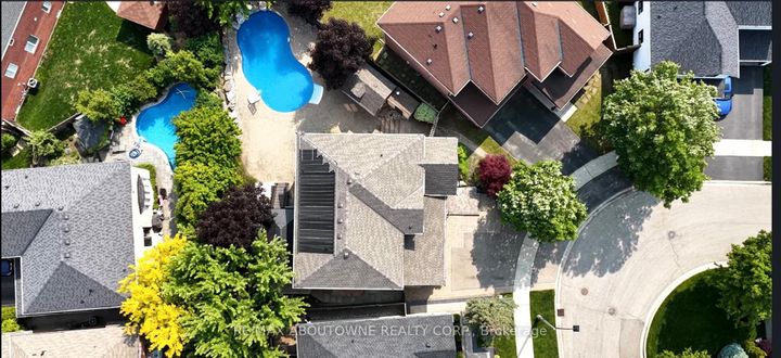 Photo 4 at 2225 Glazebrook Circle, WM Westmount, Oakville