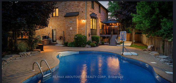 Photo 5 at 2225 Glazebrook Circle, WM Westmount, Oakville