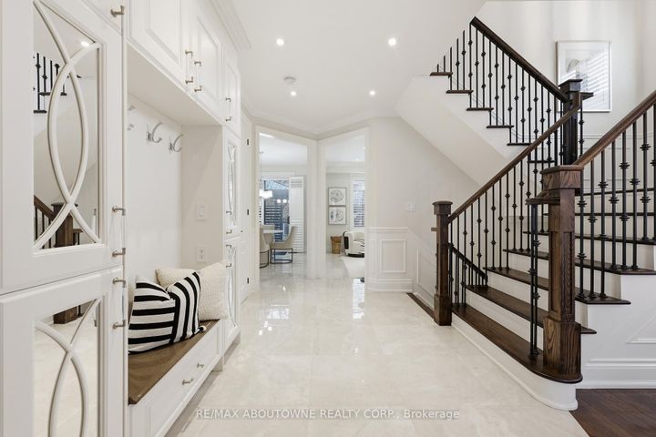 Photo 7 at 2225 Glazebrook Circle, WM Westmount, Oakville