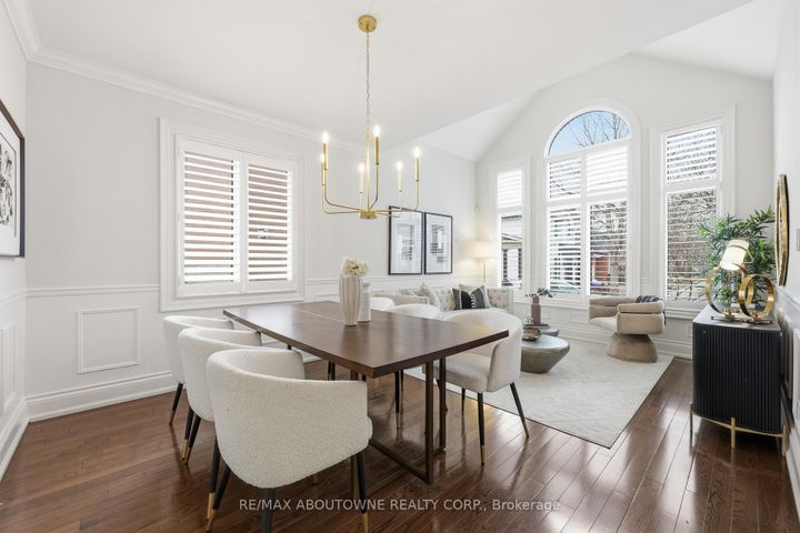 Photo 9 at 2225 Glazebrook Circle, WM Westmount, Oakville