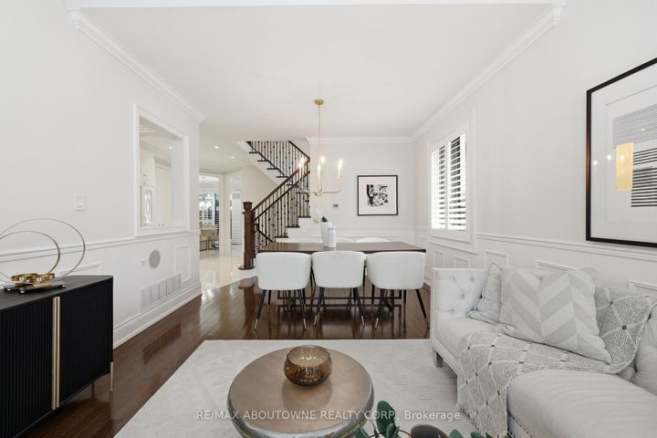 Photo 11 at 2225 Glazebrook Circle, WM Westmount, Oakville