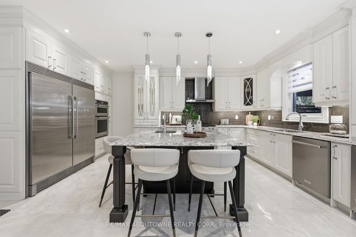 Photo 12 at 2225 Glazebrook Circle, WM Westmount, Oakville