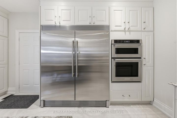 Photo 14 at 2225 Glazebrook Circle, WM Westmount, Oakville