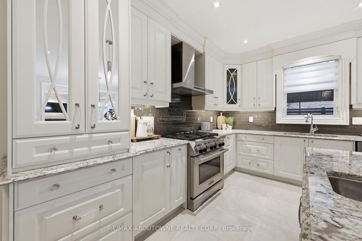 Photo 15 at 2225 Glazebrook Circle, WM Westmount, Oakville