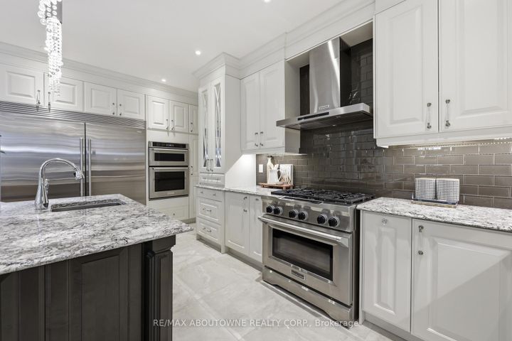 Photo 16 at 2225 Glazebrook Circle, WM Westmount, Oakville